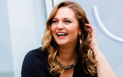 Von „orientierungslos“ zur internationalen Keynote Speakerin – Moneymindset Interview mit Yvonne Schönau